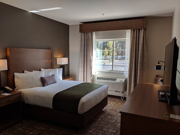 GrandStay Hotel Suites Sisters — Guest room