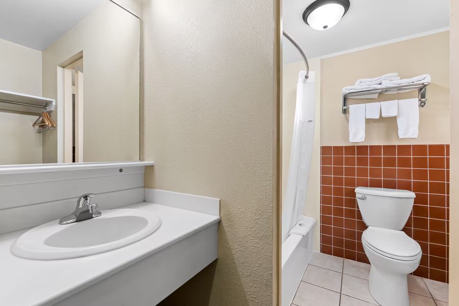 GrandStay Residential Suites Hotel Rapid City — Bathroom
