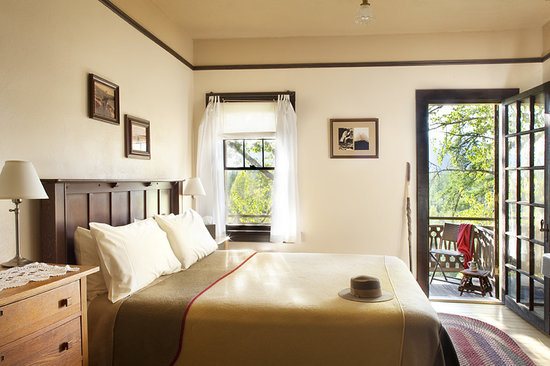 Granite Park Chalet — Guest room