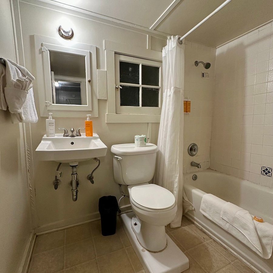 Grant Grove Cabins — Bathroom