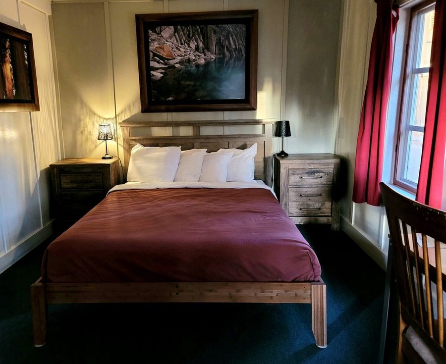 Grant Grove Cabins — Guest room