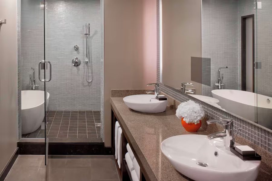 Grant Plaza Hotel — Bathroom