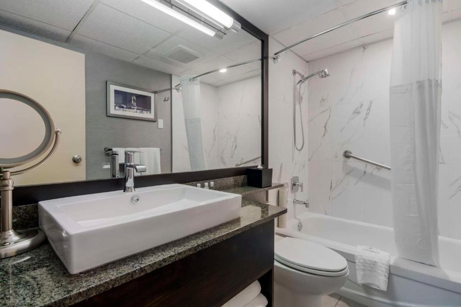 Granville Inn — Bathroom