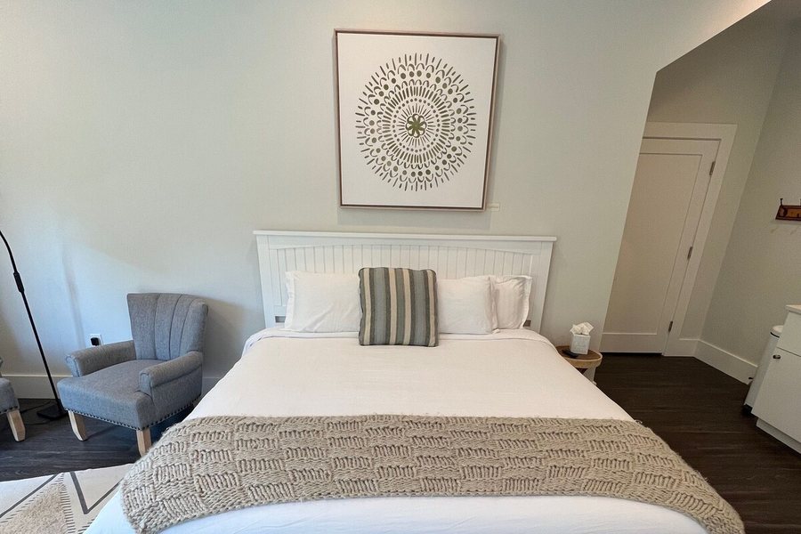 Grasshopper Inn — Guest room