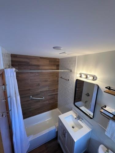 Gray Ghost Inn — Bathroom
