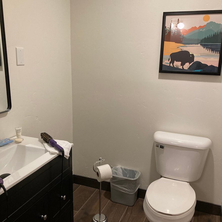 Gray Wolf Inn and Suites — Bathroom