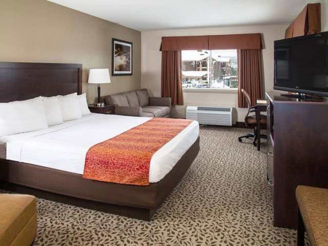 Gray Wolf Inn and Suites — Guest room
