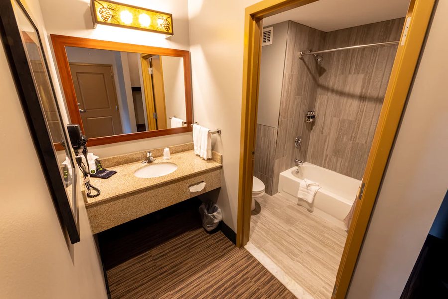 Great Escape Lodge Indoor Waterpark — Bathroom