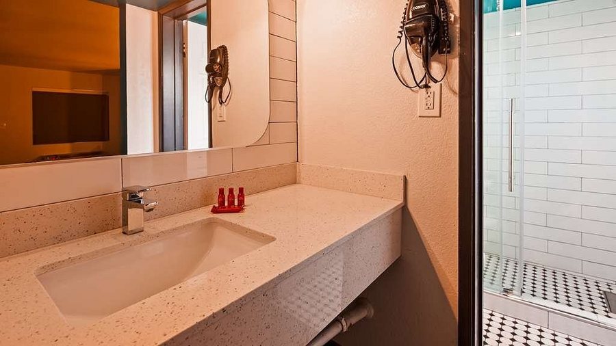 Great Lakes Inn Suites — Bathroom
