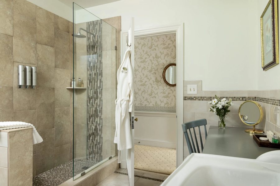 Great Oak Manor — Bathroom