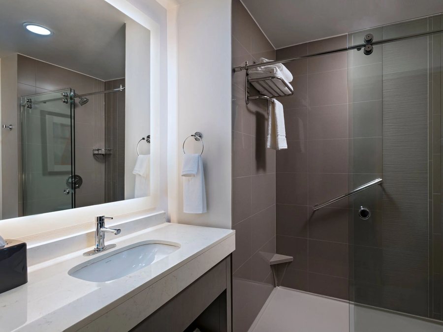 Great Western Inn Suites — Bathroom