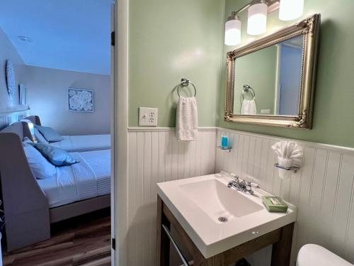 Green Acres Motel — Bathroom
