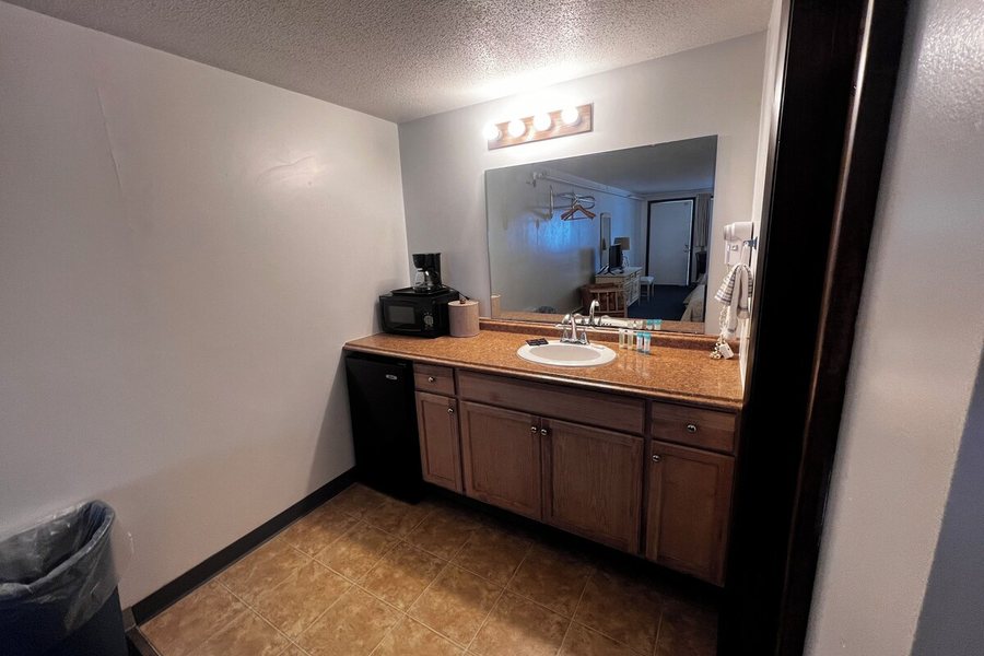 Green Dolphin Motel — Bathroom