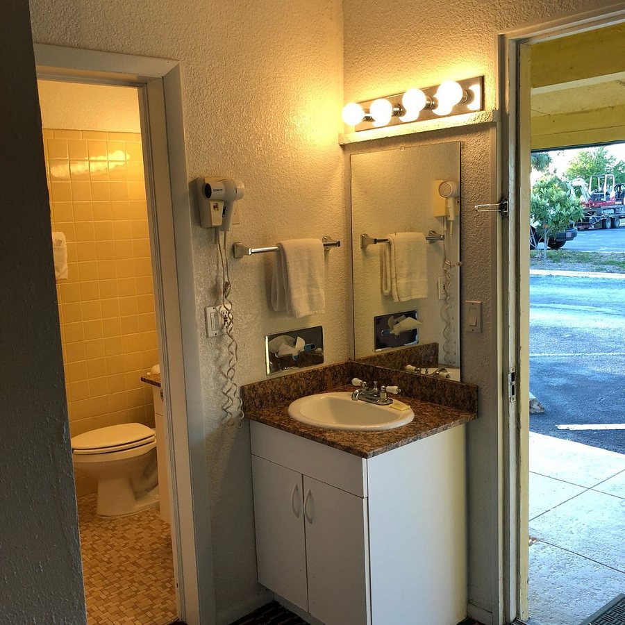 Green Gables Inn — Bathroom