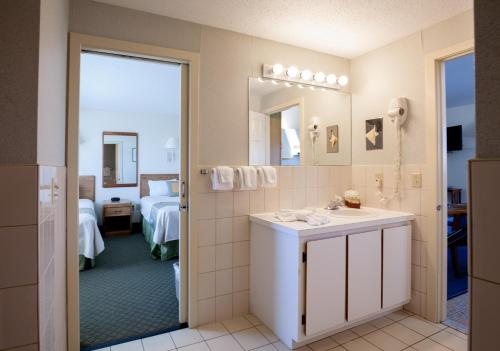 Green Harbor Resort — Bathroom
