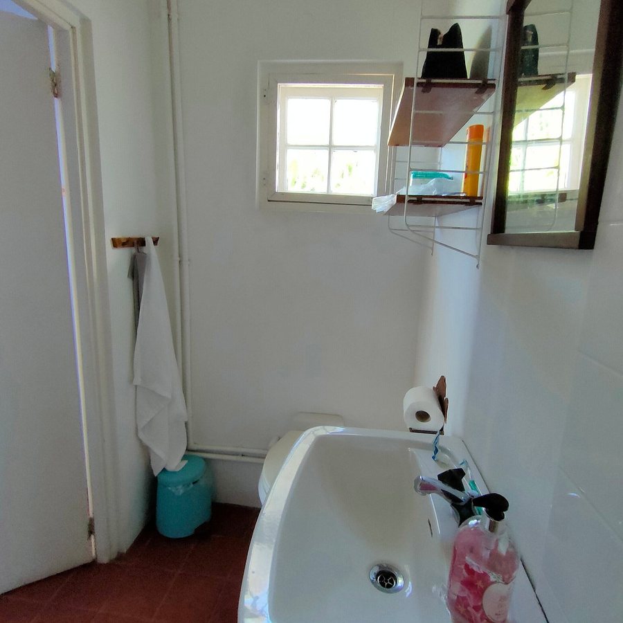 Green Roof Inn — Bathroom