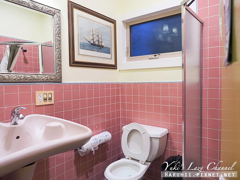 Green Tortoise Hostel — Bathroom
