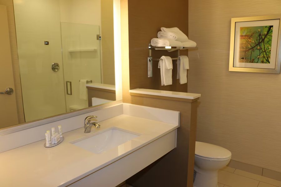Green Trails Inn — Bathroom