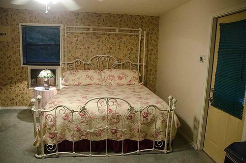 Green Tree Love Shacks — Guest room