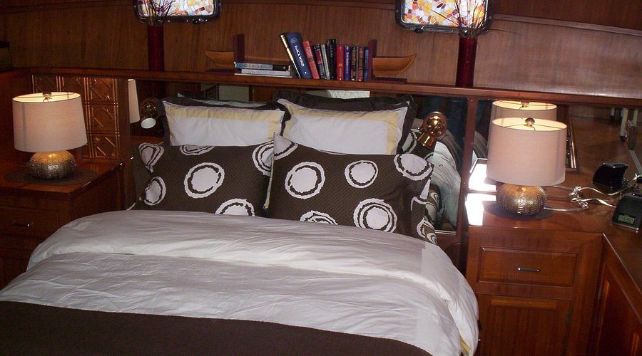 Green Turtle Floating Bed and Breakfast — Guest room