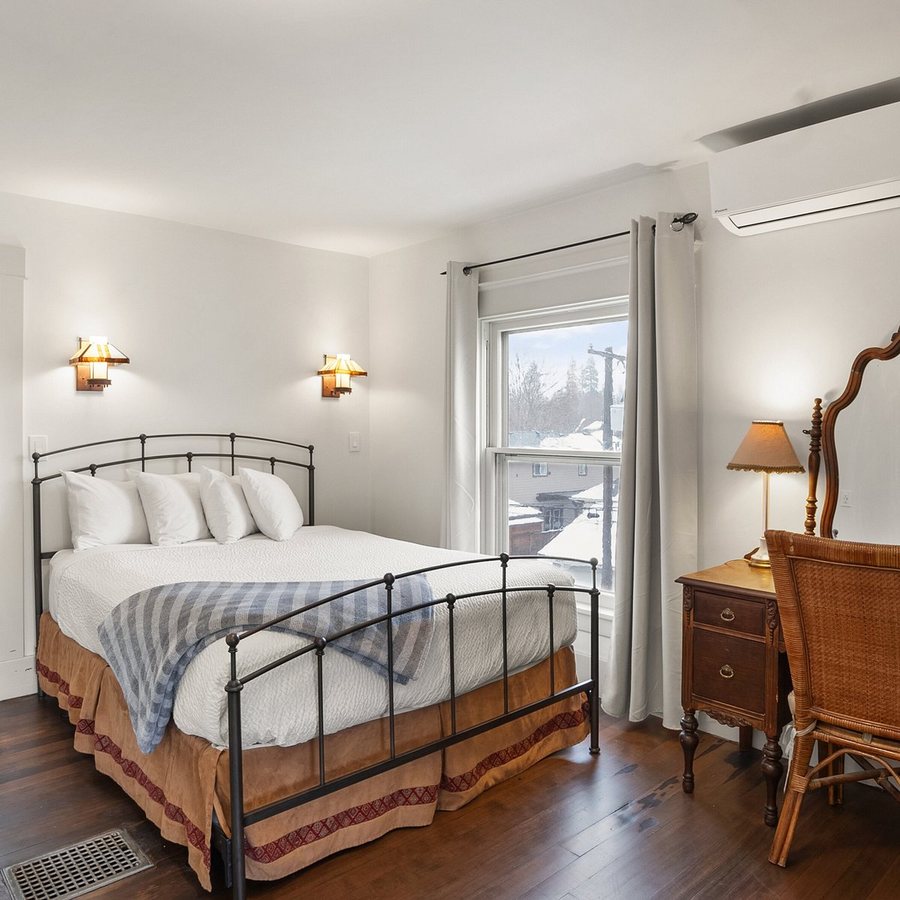 Greenbriar Inn — Guest room