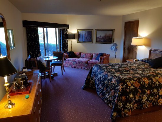 Greenbrier Inn — Guest room