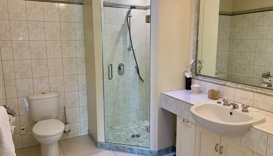 Greenmantle Estate Hotel — Bathroom