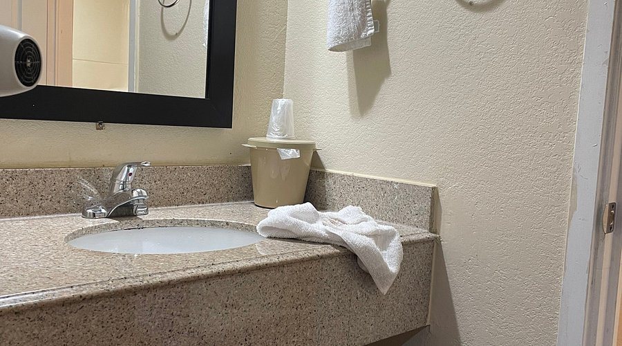 GreenTree Inn Houston IAH Airport — Bathroom