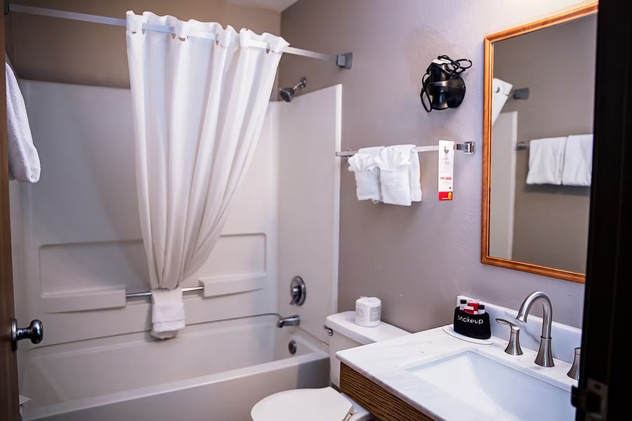 GreenTree Inn of Holbrook — Bathroom