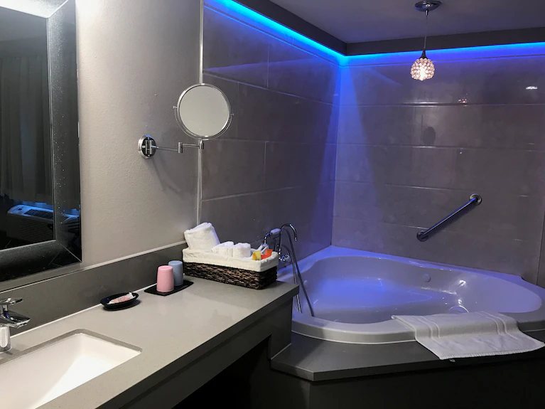 GreenTree Inn Suites Alhambra — Bathroom