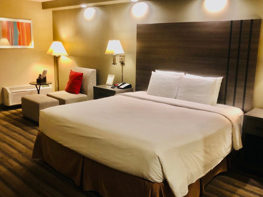 GreenTree Inn Suites Alhambra — Guest room