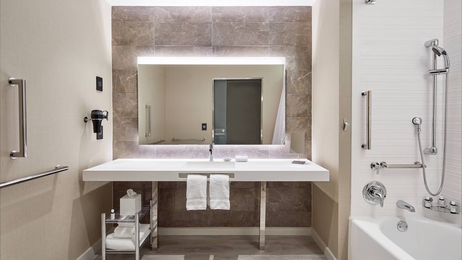 Greenville Marriott — Bathroom