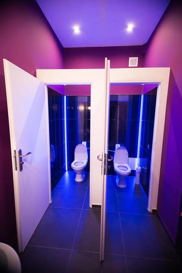 Greg Tom Hostel — Bathroom