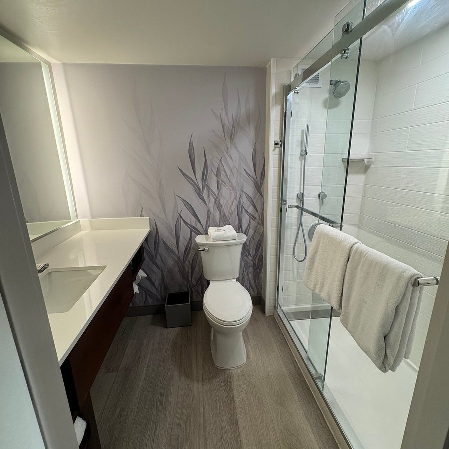 Grey Rose Suites — Bathroom