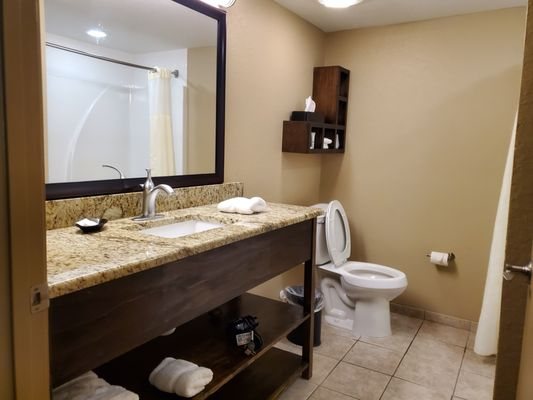 Greystone Lodge On the River Gatlinburg Tennessee — Bathroom