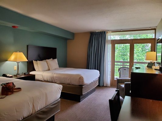 Greystone Lodge On the River Gatlinburg Tennessee — Guest room