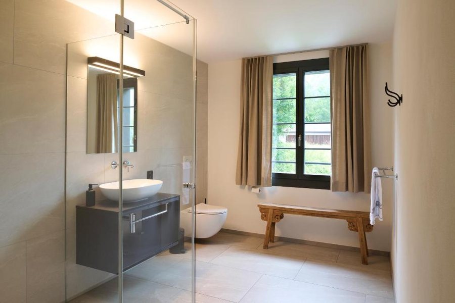 Grindelwald Lodge — Bathroom