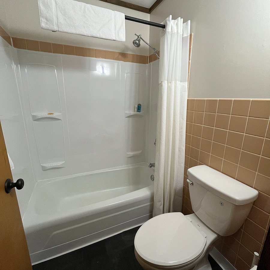 Griswold s Lodge — Bathroom