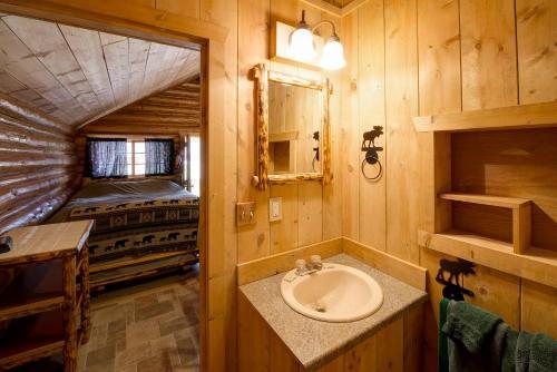 Grizzly Lodge — Bathroom