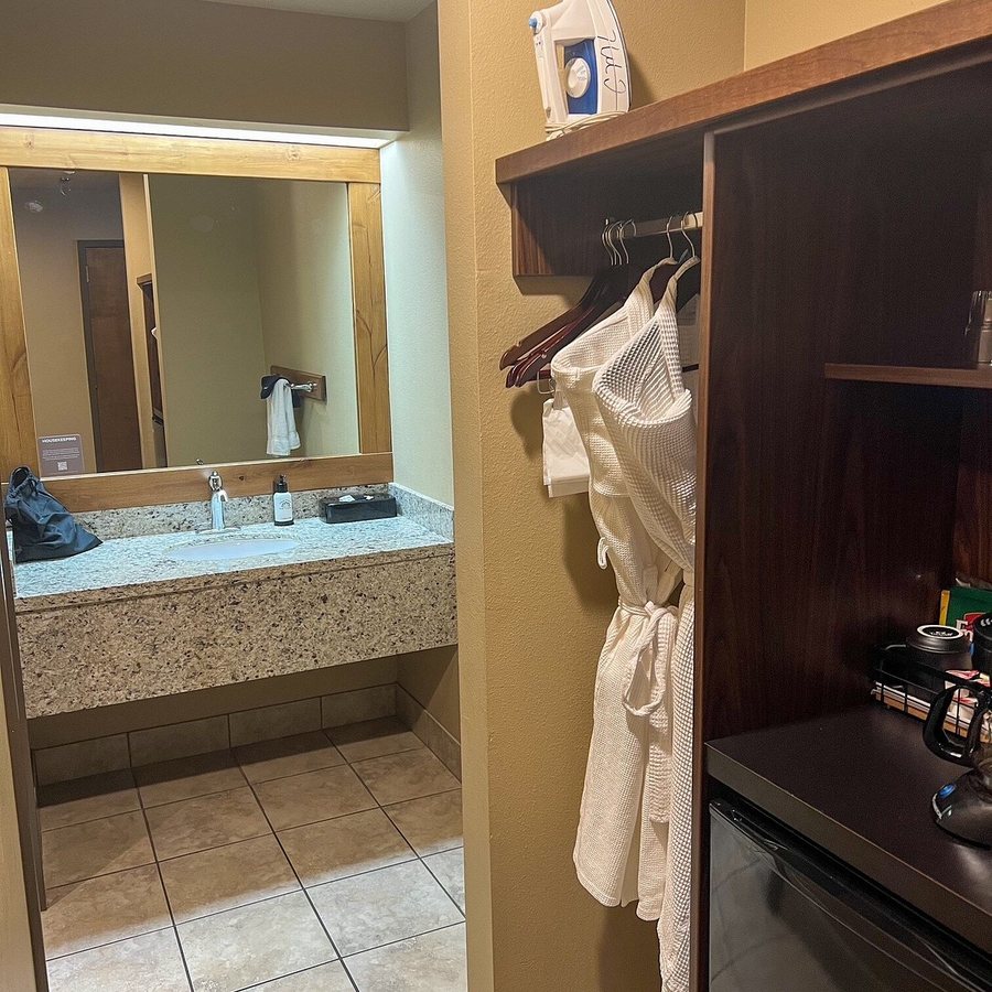 Grouse Mountain Lodge — Bathroom