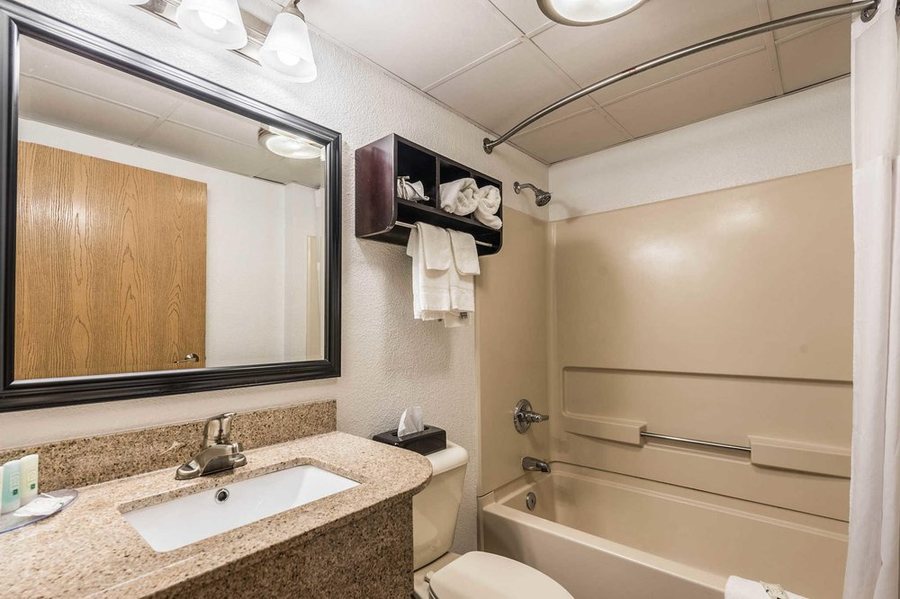 Grove City Travel Inn By Oyo Columbus South — Bathroom