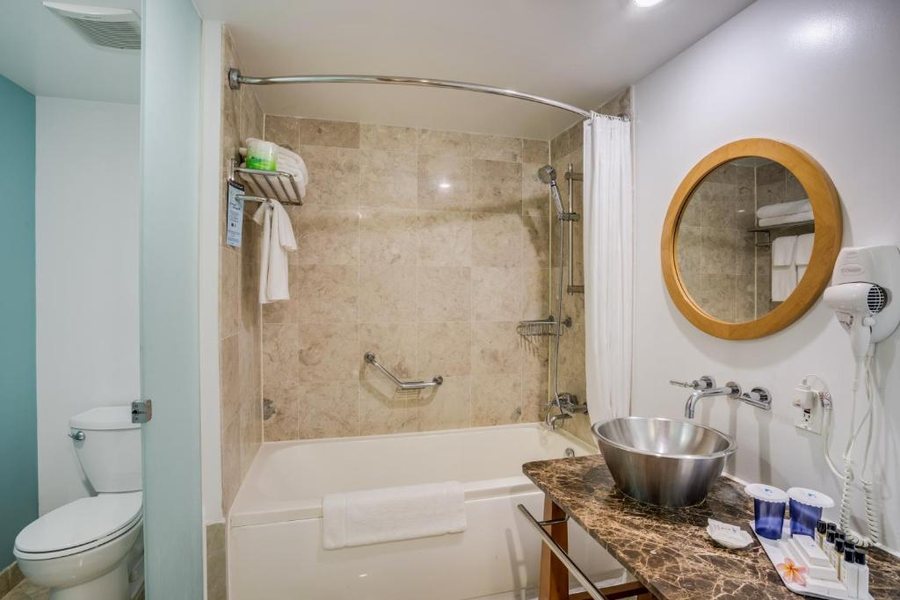 Guam Plaza Resort — Bathroom