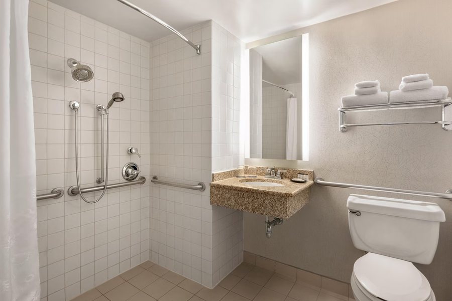 Guest House Raleigh — Bathroom
