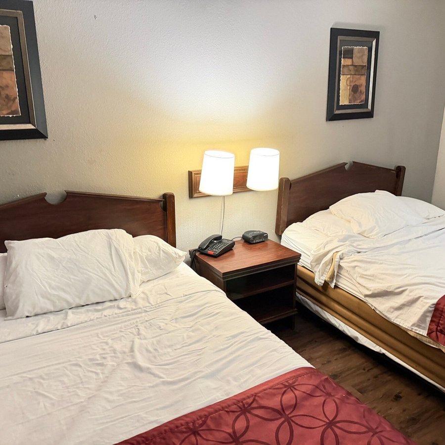 Guest Inn Suites Midtown Medical Center — Guest room