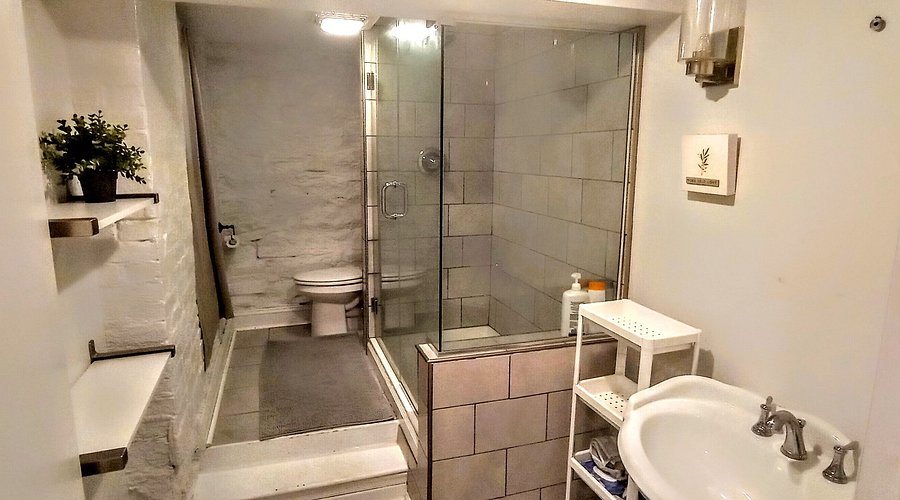 Guesthouse By Good Neighbor — Bathroom