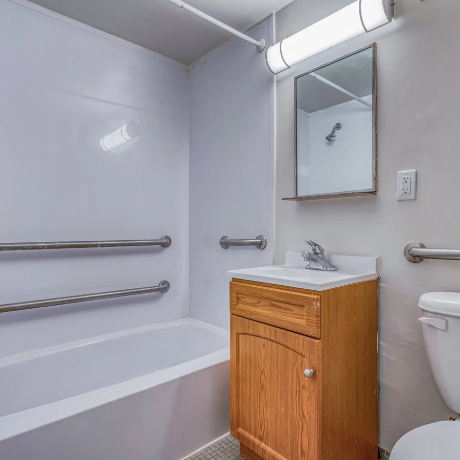 Guild House Hotel — Bathroom