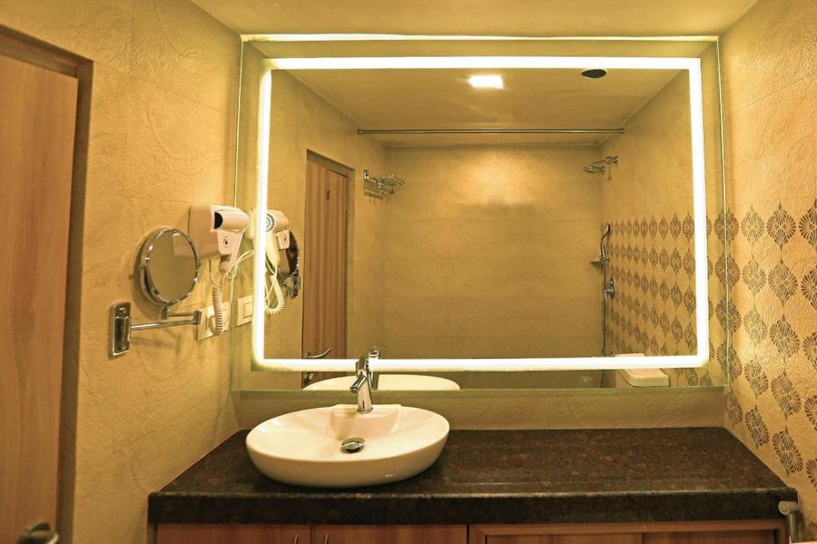 Gulf Hotel — Bathroom