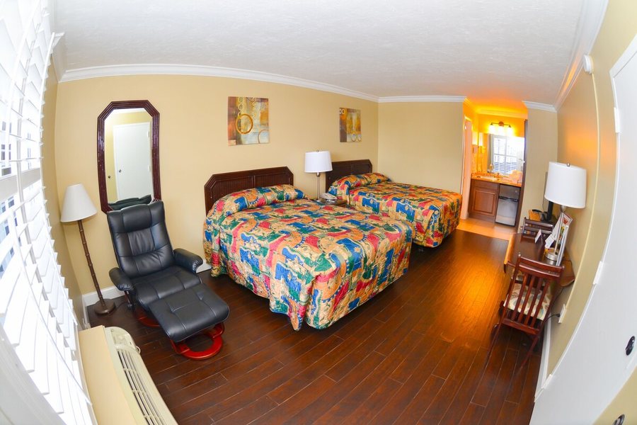 Gulfcoast Inn Naples — Guest room