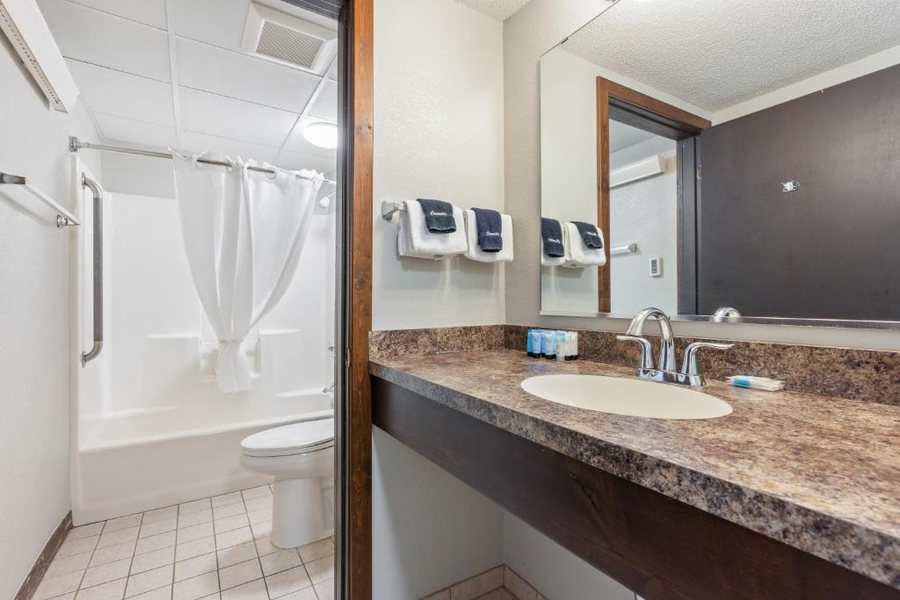 Gull Lake Lodge — Bathroom