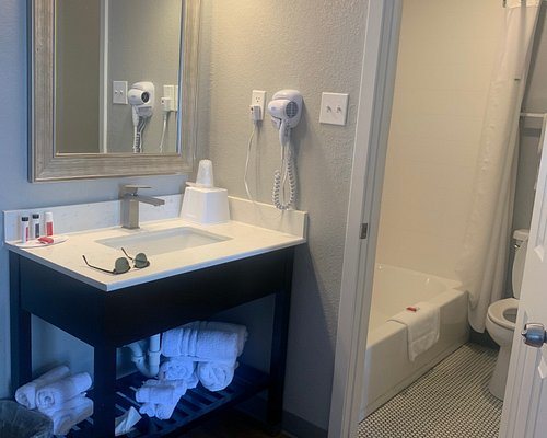 Gunn House Hotel — Bathroom